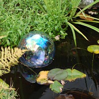 Boule en verre irisée, vente au meilleur prix | Jardins Animés