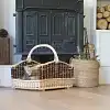 Panier à buches de bois en osier blanc et brut