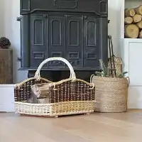 Panier à buches de bois en osier blanc et brut  Panier à buches de bois en osier blanc et brut