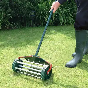 Rouleau aérateur de gazon