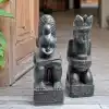 Duo de statues d'ancêtre de Timor - Totems en pierre reconstituée, Noir L.26 x H.66cm