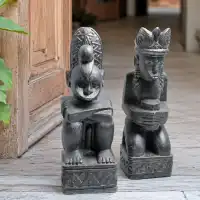 Duo de statues d'ancêtre de Timor - Totems en pierre reconstituée, Noir L.26 x H.66cm