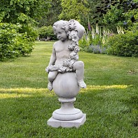 Statue d'un ange sur colonne boule - guirlande de fleurs