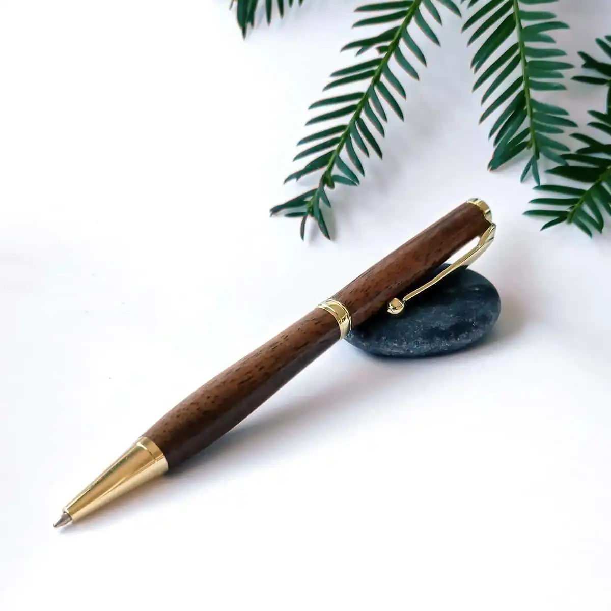 Stylo à bille artisanal + recharge encre noire - Noyer  Stylo à bille artisanal + recharge encre noire - Noyer