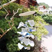 Suspension en porcelaine de Limoges - Mobile artisanal pétales bleus