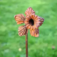 Jonquille sur tige en métal rouillé