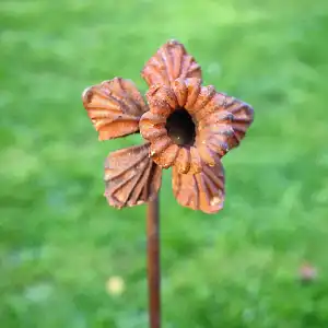 Jonquille sur tige en métal rouillé