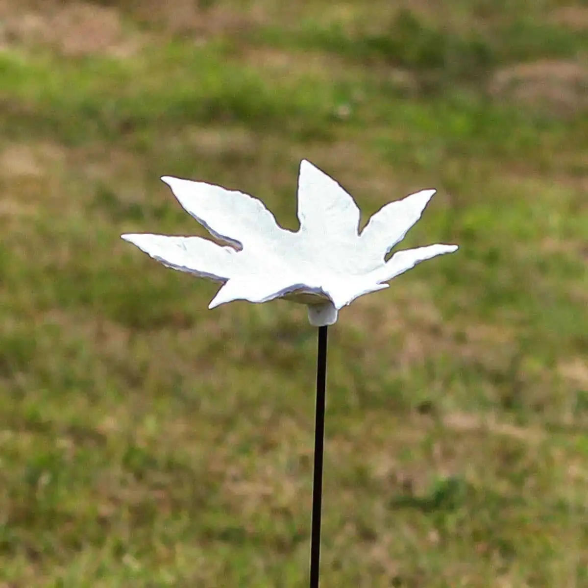 Bain d'oiseau porcelaine aux feuilles palmées Ricin  Bain d'oiseau porcelaine aux feuilles palmées Ricin