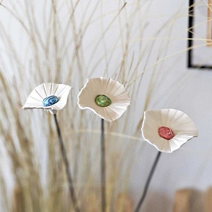 3 fleurs en porcelaine artisanales sur tige, coeur émaillé